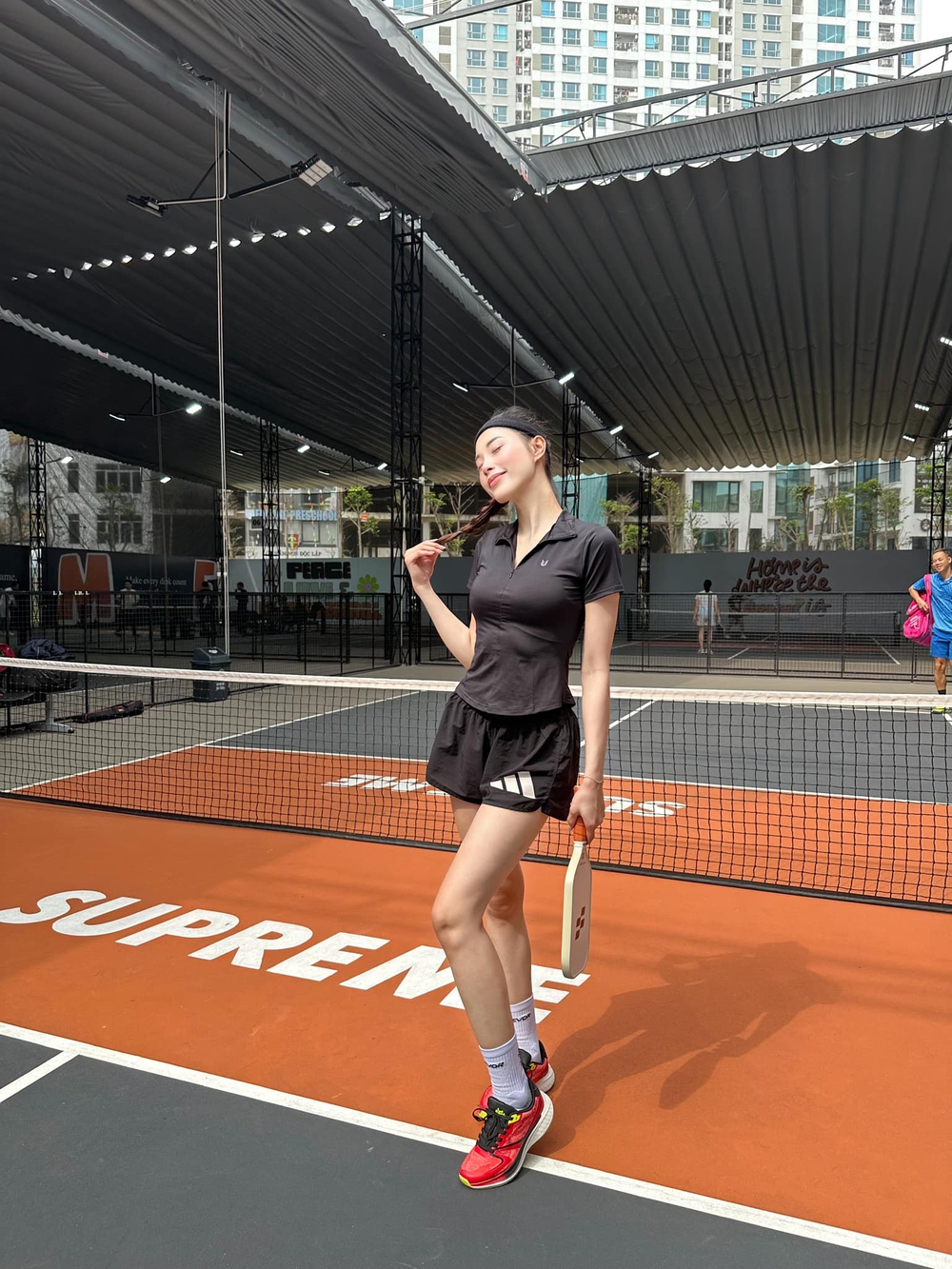 Hoa khôi bóng chuyền lọt Top 10 Hoa hậu hoàn vũ Việt Nam thử sức với pickleball, sắc vóc đầy sức hút - Ảnh 3.