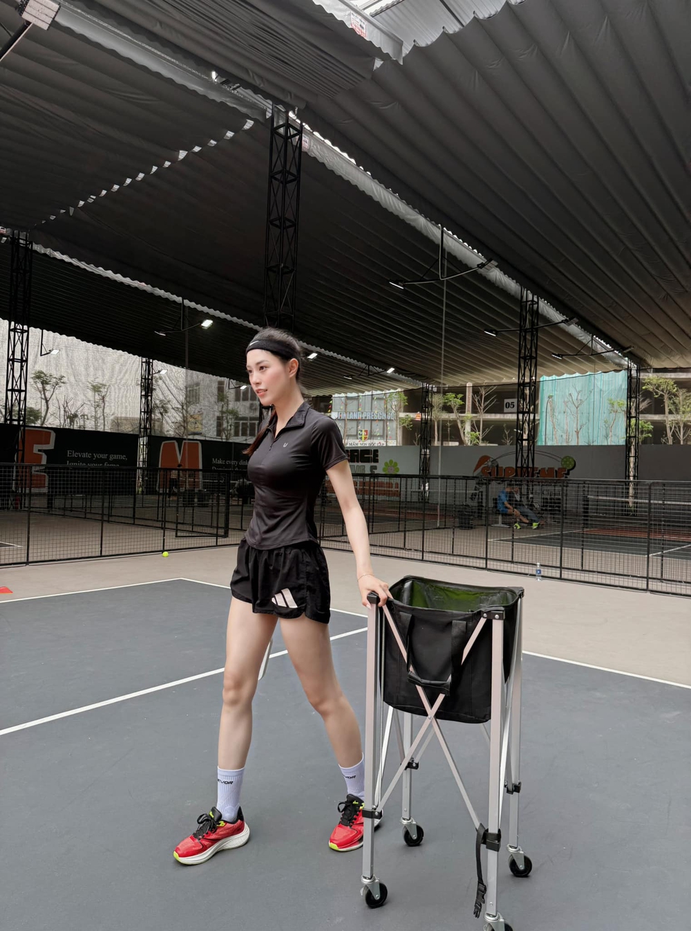 Hoa khôi bóng chuyền lọt Top 10 Hoa hậu hoàn vũ Việt Nam thử sức với pickleball, sắc vóc đầy sức hút - Ảnh 4.