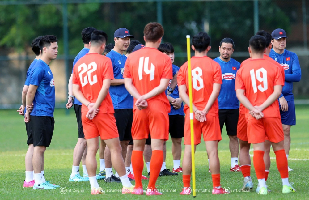 Tin nóng bóng đá Việt hôm nay 18/3: Xuân Son báo tin mừng; HLV Kim Sang Sik họp báo trước trận gặp Campuchia - Ảnh 1.