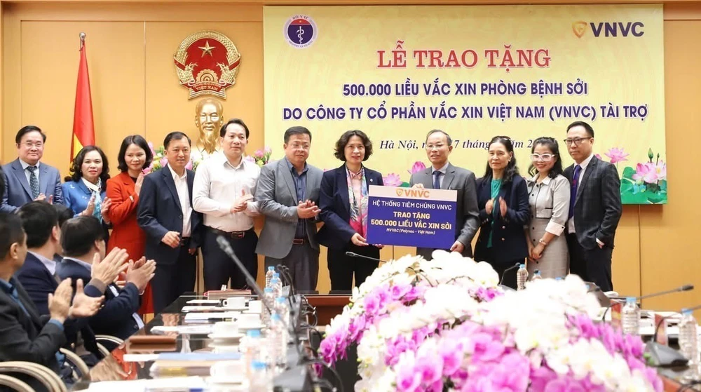 Bộ Y tế tiếp nhận tài trợ 500.000 liều vaccine phòng bệnh sởi - Ảnh 1.