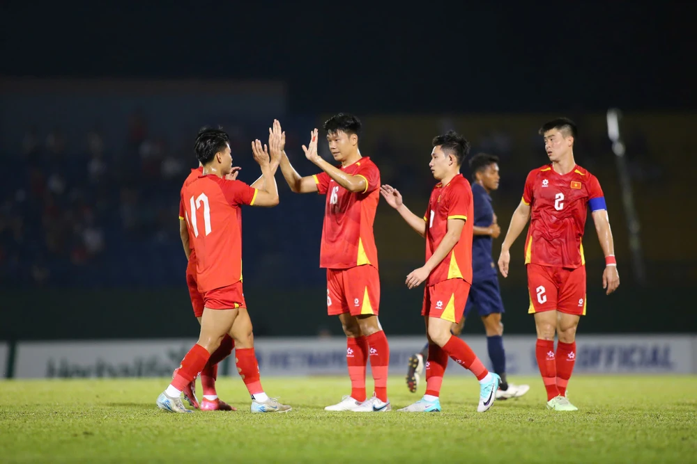 Tuyển Việt Nam đánh bại Campuchia 2-1 trong trận giao hữu tối 19/3. Ảnh: Minh Hoàng