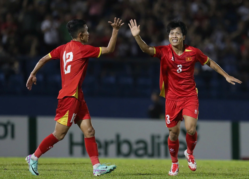 Giao hữu quốc tế, Việt Nam 2-1 Campuchia: HLV Kim Sang Sik thở phào - Ảnh 1.