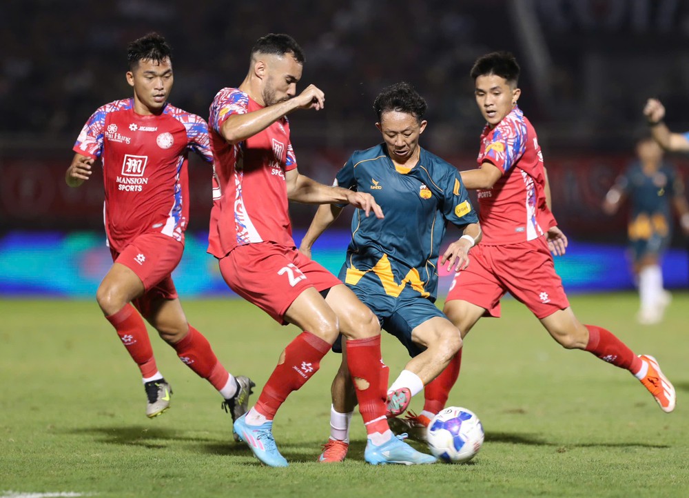 CLB TPHCM đánh bại đội khách HAGL 1-0 ở vòng 15 V-League. Ảnh: Hoàng Linh