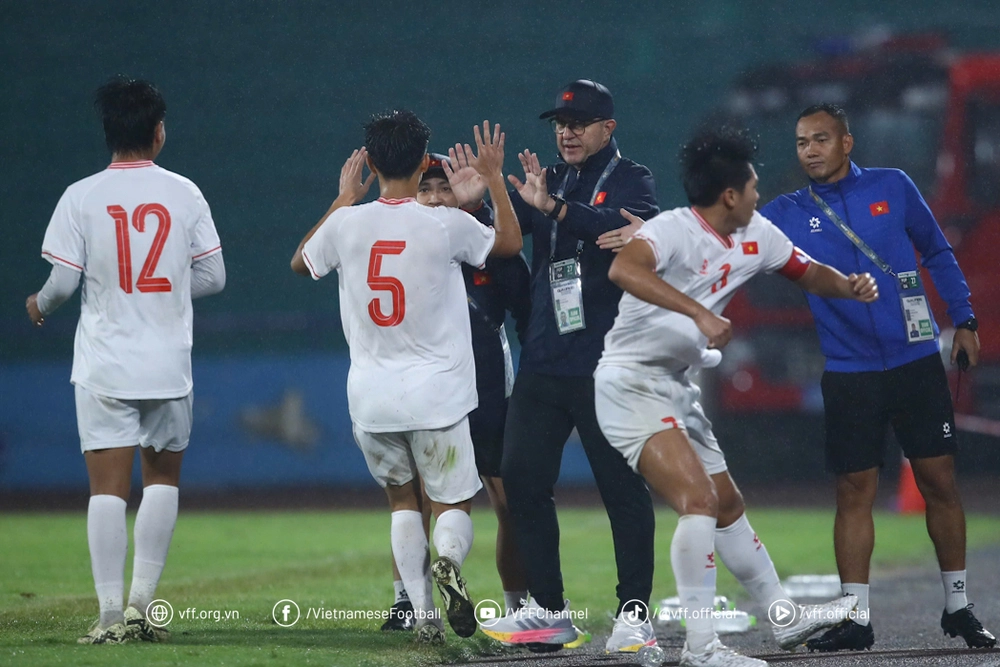 Cầu thủ Việt kiều lọt ‘mắt xanh’ HLV Brazil, cùng U17 Việt Nam săn vé dự World Cup - Ảnh 1.