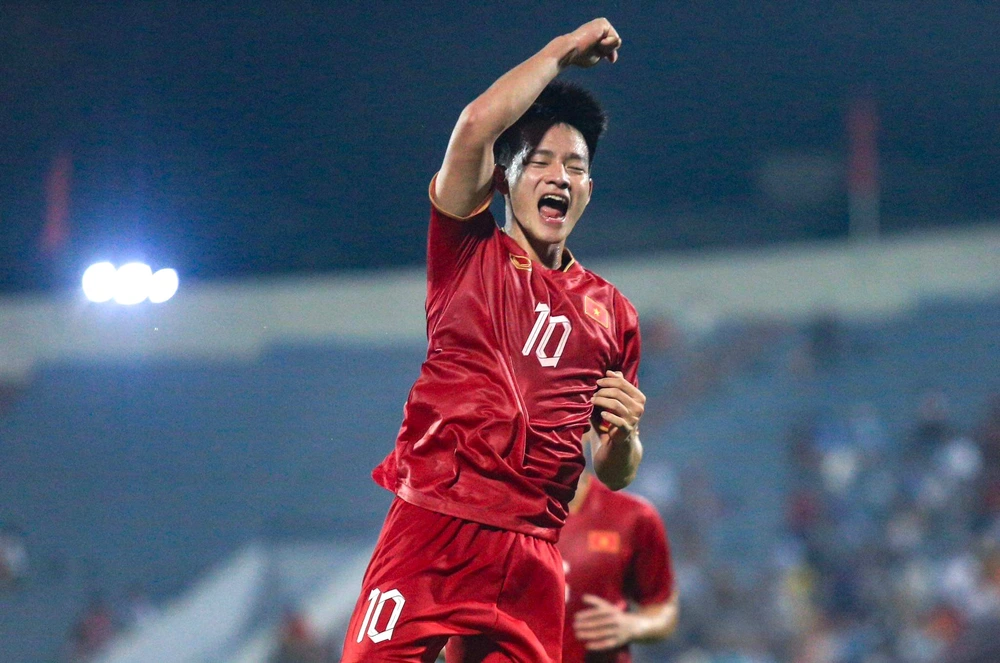 Sút tung lưới ông lớn châu Á, sao U22 Việt Nam 'tặng quà' con gái và tạo cú hích cho SEA Games 33 - Ảnh 1.