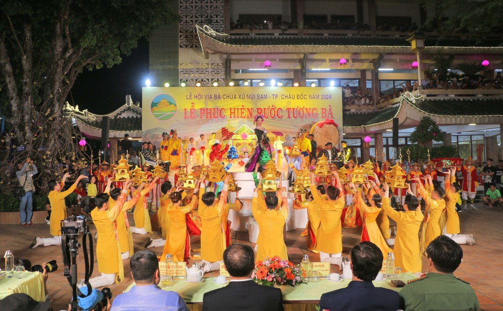 UNESCO công nhận Lễ hội Vía Bà Chúa Xứ núi Sam là Di sản Văn hóa phi vật thể đại diện của nhân loại - Ảnh 7.