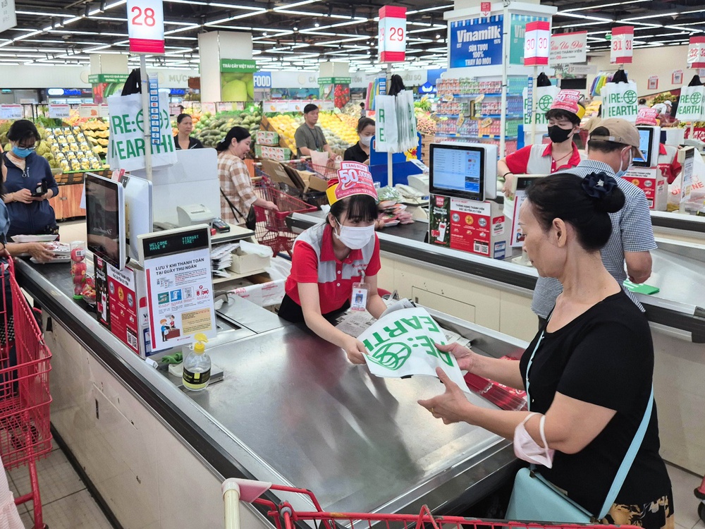 LOTTE Mart khuyến khích khách hàng giảm thiểu túi nilon - Ảnh 1.