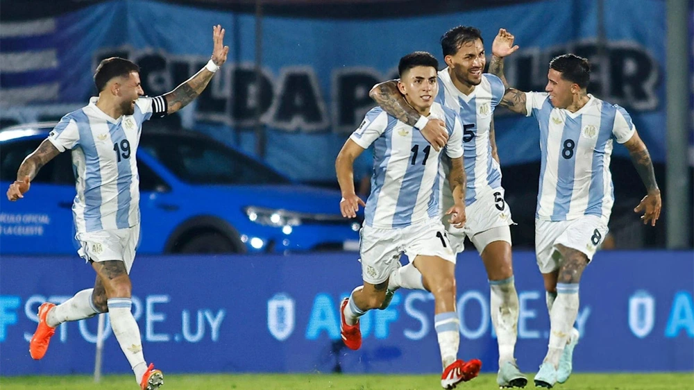 Vắng Messi, Argentina vẫn thắng đại chiến với Uruguay nhờ siêu phẩm sao trẻ Lyon - Ảnh 1.