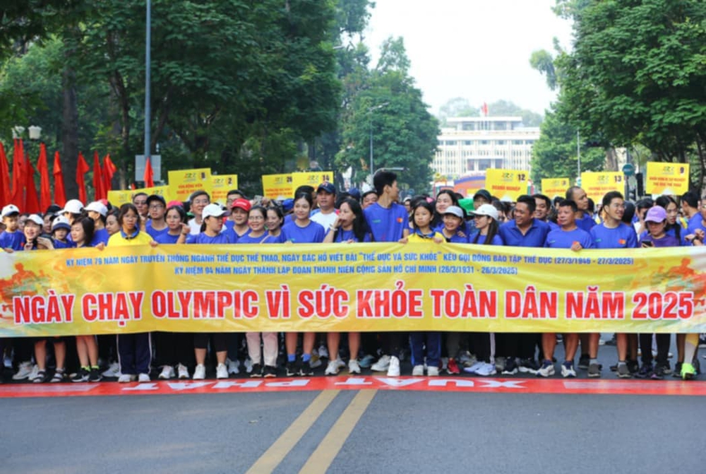 Hàng nghìn người tham gia &quot;Ngày chạy Olympic vì sức khỏe toàn dân&quot; tại TP.HCM  - Ảnh 1.