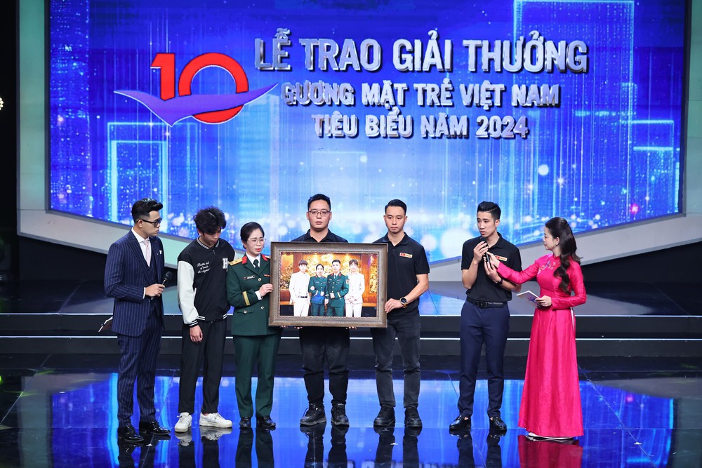 Thủ tướng dự Lễ trao giải thưởng Gương mặt trẻ Việt Nam tiêu biểu năm 2024 - Ảnh 7.