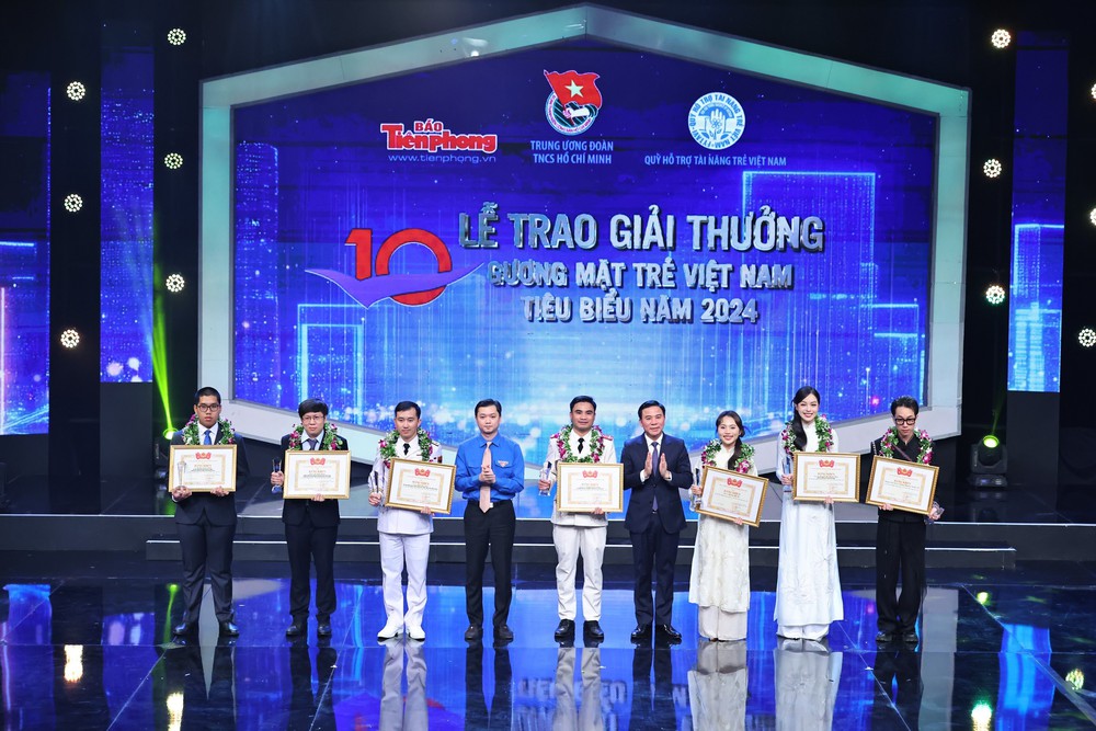 Thủ tướng dự Lễ trao giải thưởng Gương mặt trẻ Việt Nam tiêu biểu năm 2024 - Ảnh 11.