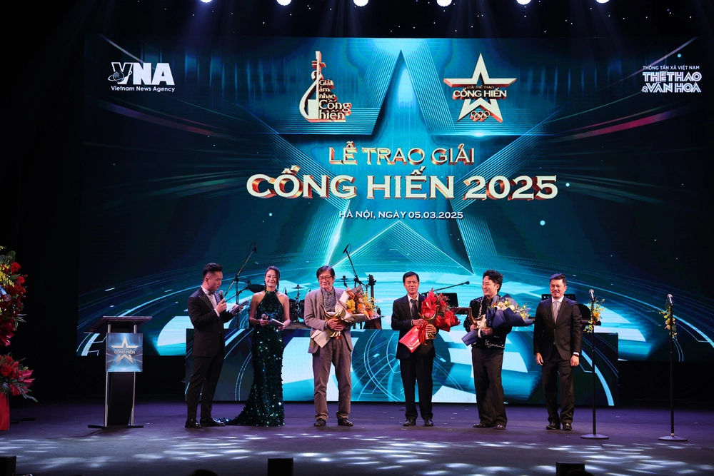 Giải Cống hiến 2025: Tùng Dương vững &quot;ngôi vương&quot;, SOOBIN lập hattrick và Dấu son ASEAN Cup - Ảnh 8.