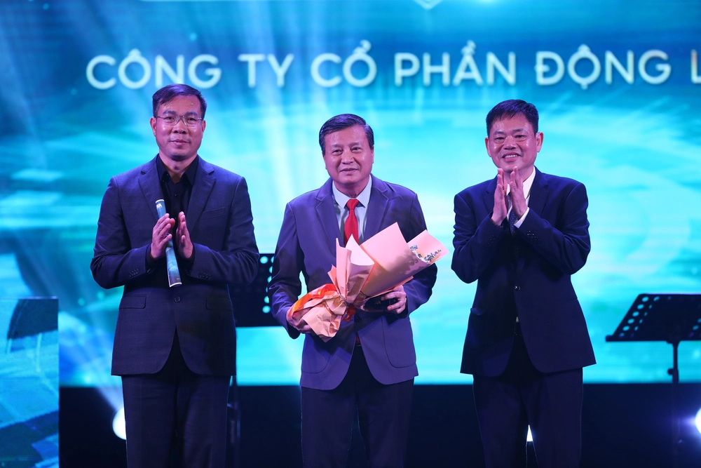 Giải Cống hiến 2025: Tùng Dương vững &quot;ngôi vương&quot;, SOOBIN lập hattrick và Dấu son ASEAN Cup - Ảnh 10.