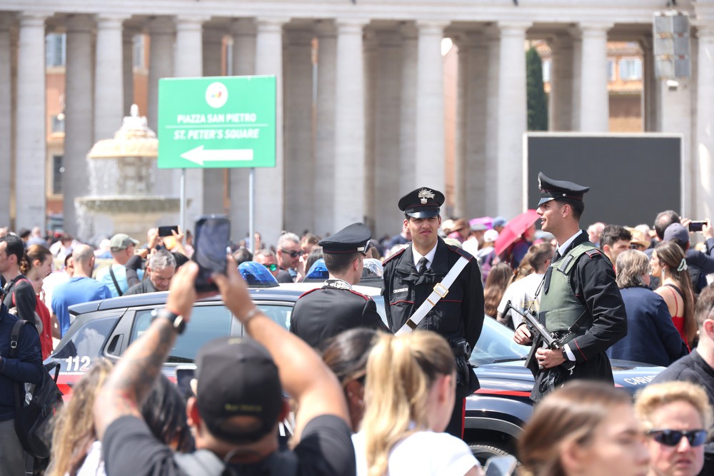 Italy siết chặt an ninh cho lễ tang của Giáo hoàng Francis - Ảnh 1.