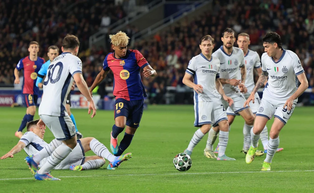 Barcelona hòa Inter Milan sau màn rượt đuổi 6 bàn thắng ngoạn mục, hứa hẹn lượt về đầy kịch tính - Ảnh 2. Barcelona hòa Inter Milan sau màn rượt đuổi 6 bàn thắng ngoạn mục, hứa hẹn lượt về đầy kịch tính - Ảnh 2.