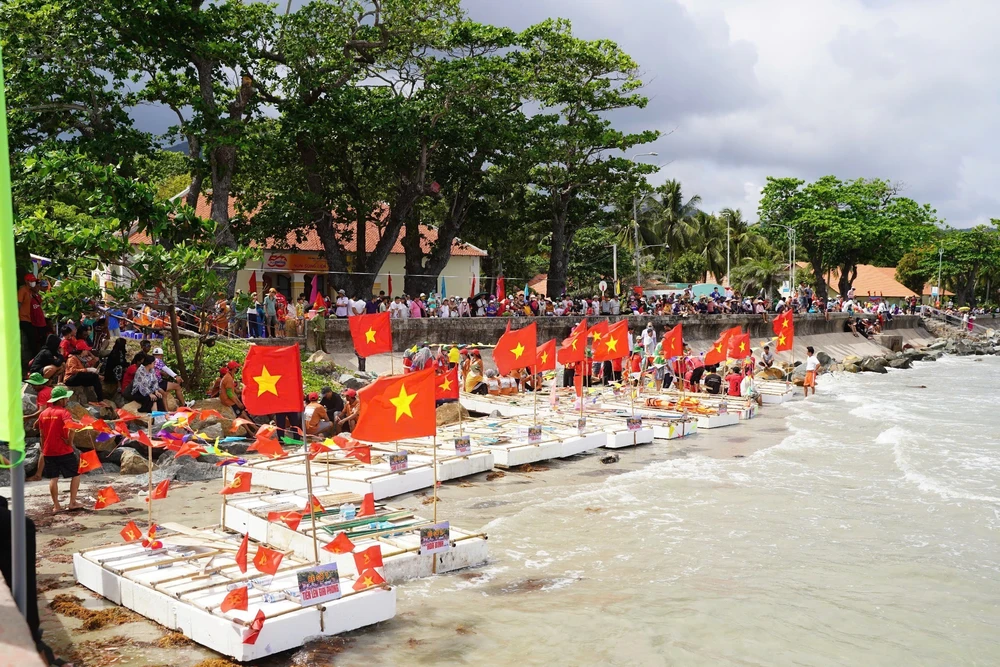 Hội thi đua bè truyền thống tại Côn Đảo rực màu cờ đỏ - Ảnh 1. Hội thi đua bè truyền thống tại Côn Đảo rực màu cờ đỏ - Ảnh 1.