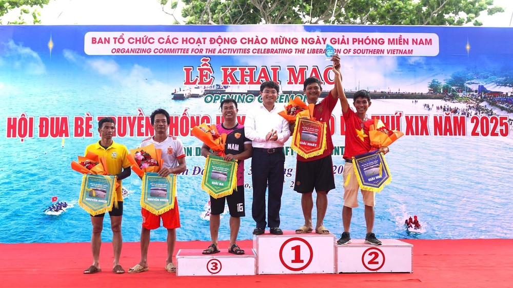 Hội thi đua bè truyền thống tại Côn Đảo rực màu cờ đỏ - Ảnh 5. Hội thi đua bè truyền thống tại Côn Đảo rực màu cờ đỏ - Ảnh 5.