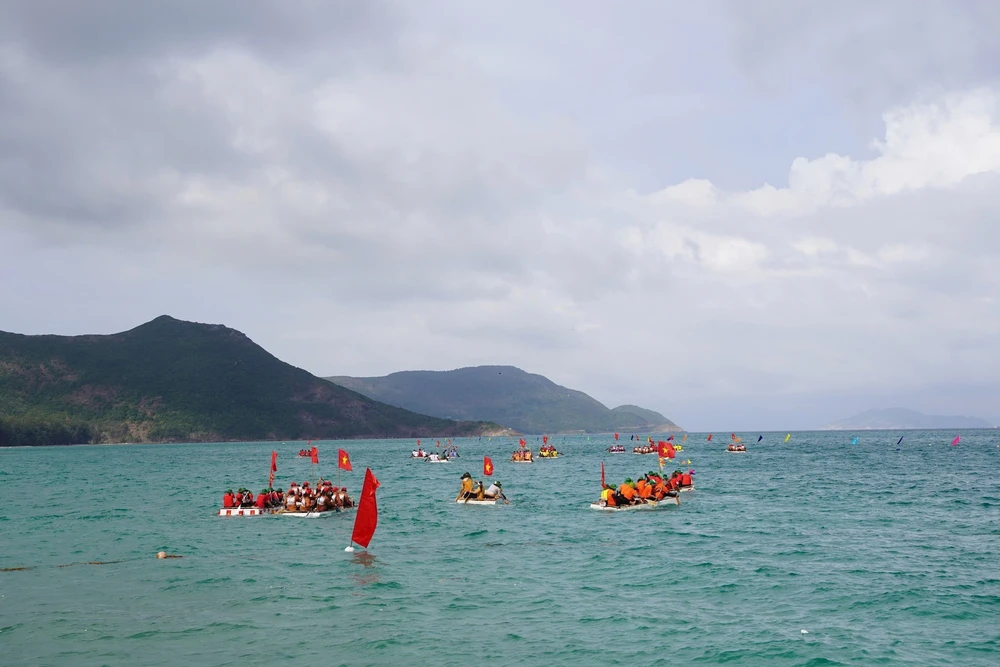 Hội thi đua bè truyền thống tại Côn Đảo rực màu cờ đỏ - Ảnh 2. Hội thi đua bè truyền thống tại Côn Đảo rực màu cờ đỏ - Ảnh 2.