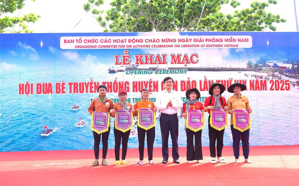Hội thi đua bè truyền thống tại Côn Đảo rực màu cờ đỏ - Ảnh 6. Hội thi đua bè truyền thống tại Côn Đảo rực màu cờ đỏ - Ảnh 6.