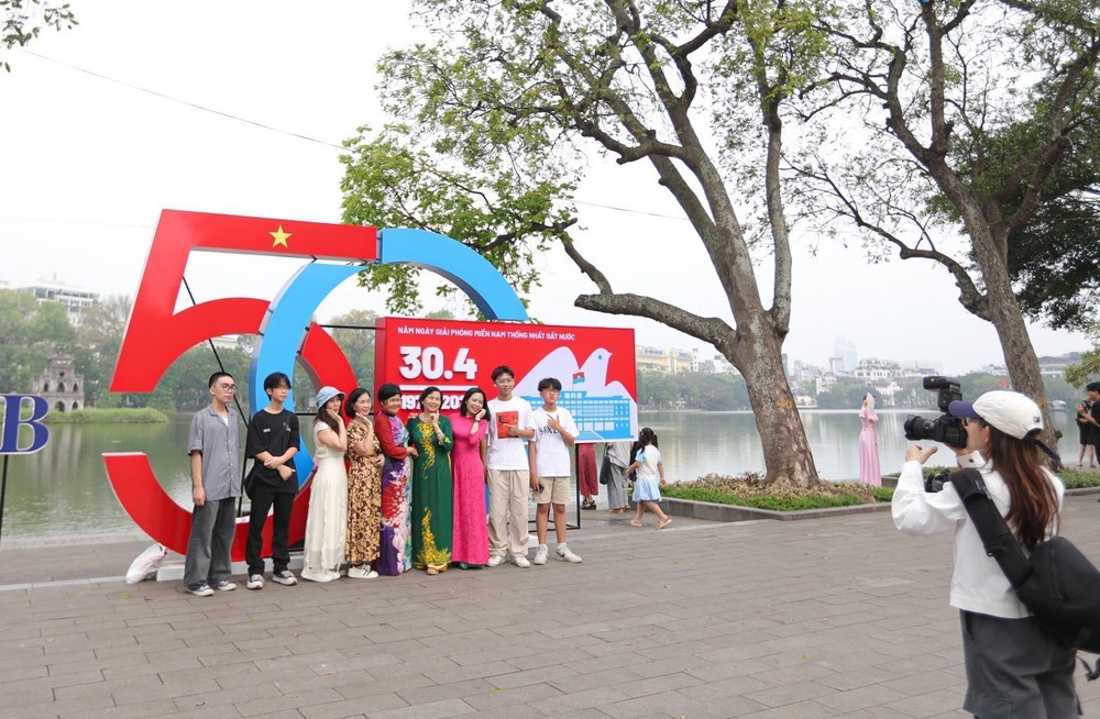 Thời tiết ngày 1/5: Hà Nội và nhiều nơi có mưa dông, đề phòng thời tiết cực đoan - Ảnh 1. Thời tiết ngày 1/5: Hà Nội và nhiều nơi có mưa dông, đề phòng thời tiết cực đoan - Ảnh 1.