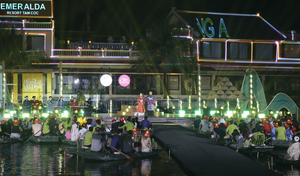 Mừng 50 năm non sông liền một dải - Đất nước trọn niềm vui - Ảnh 7. Mừng 50 năm non sông liền một dải - Đất nước trọn niềm vui - Ảnh 7.