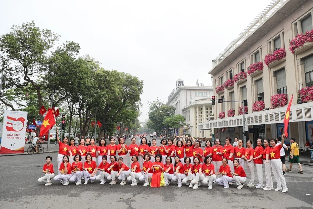 Mừng 50 năm non sông liền một dải - Đất nước trọn niềm vui - Ảnh 4. Mừng 50 năm non sông liền một dải - Đất nước trọn niềm vui - Ảnh 4.