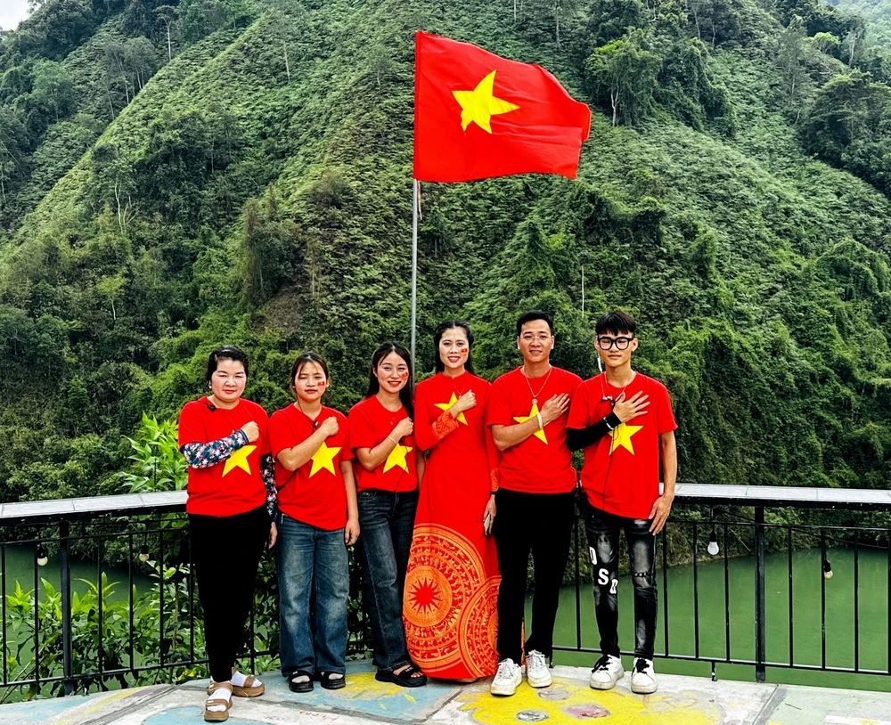 Mừng 50 năm non sông liền một dải - Đất nước trọn niềm vui - Ảnh 14. Mừng 50 năm non sông liền một dải - Đất nước trọn niềm vui - Ảnh 14.