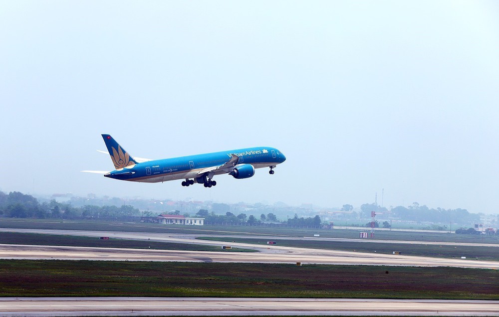 Vietnam Airlines báo lãi hơn 3.600 tỷ đồng nhờ khách quốc tế tăng mạnh, giá nhiên liệu giảm - Ảnh 1.