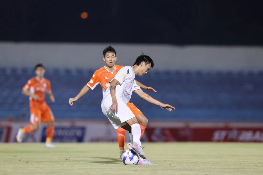 Tin nóng bóng đá Việt hôm nay 11/5: Trọng tài V-League quên luật; HLV đối thủ khen Bùi Tiến Dũng xuất thần - Ảnh 2. Tin nóng bóng đá Việt hôm nay 11/5: Trọng tài V-League quên luật; HLV đối thủ khen Bùi Tiến Dũng xuất thần - Ảnh 2.