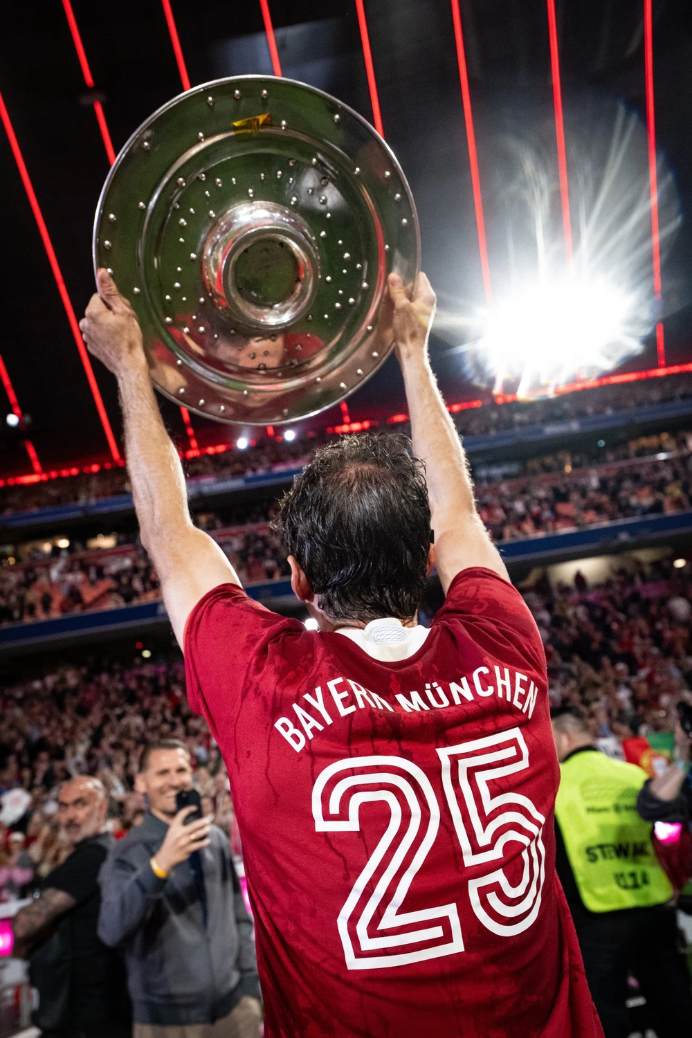 Bayern Munich tri ân huyền thoại Thomas Muller  - Ảnh 2.