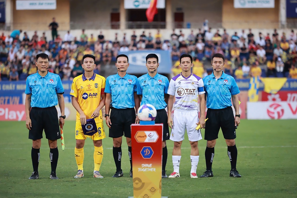 Tin nóng bóng đá Việt hôm nay 11/5: Trọng tài V-League quên luật; HLV đối thủ khen Bùi Tiến Dũng xuất thần - Ảnh 1. Tin nóng bóng đá Việt hôm nay 11/5: Trọng tài V-League quên luật; HLV đối thủ khen Bùi Tiến Dũng xuất thần - Ảnh 1.