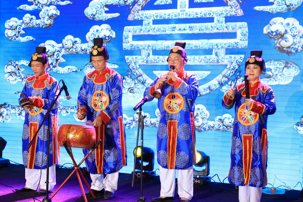 Nhã nhạc Cung đình Huế tạo ấn tượng tại Thụy Sĩ - Ảnh 1.