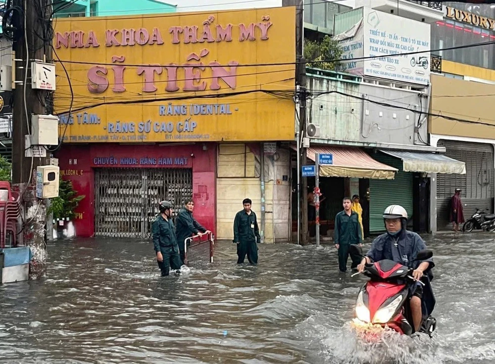 Chùm ảnh TP HCM mưa tầm tã, nhiều tuyến đường ngập sâu - Ảnh 14.