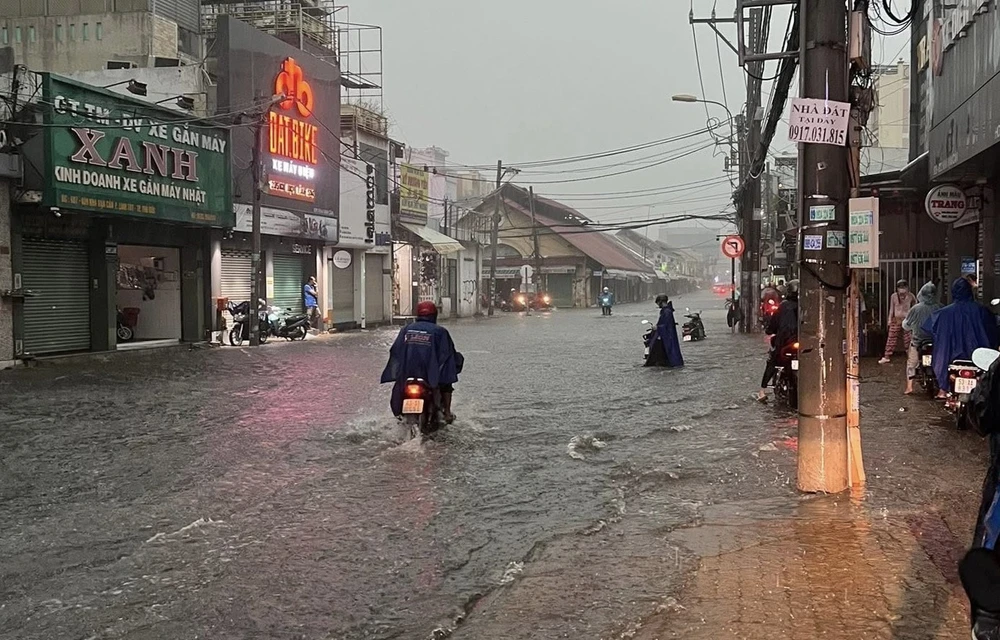 Chùm ảnh TP HCM mưa tầm tã, nhiều tuyến đường ngập sâu - Ảnh 12.
