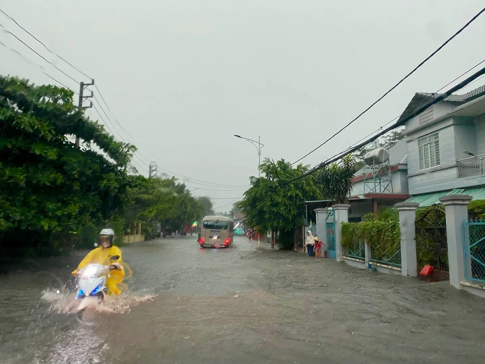 Chùm ảnh TP HCM mưa tầm tã, nhiều tuyến đường ngập sâu - Ảnh 11.
