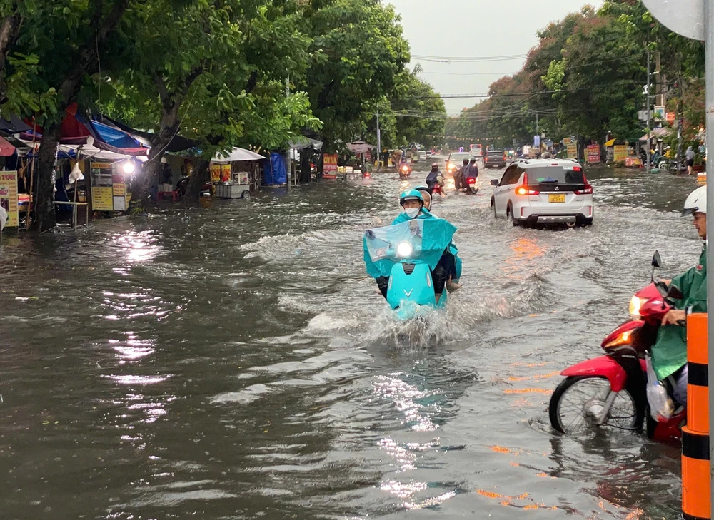 Chùm ảnh TP HCM mưa tầm tã, nhiều tuyến đường ngập sâu - Ảnh 10.