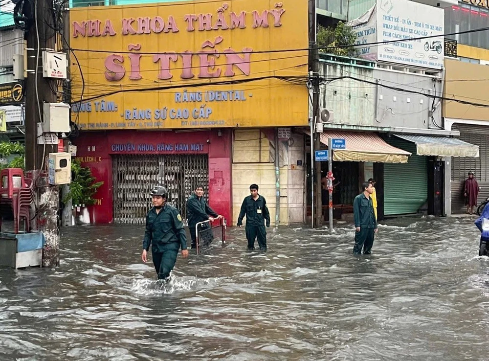 Chùm ảnh TP HCM mưa tầm tã, nhiều tuyến đường ngập sâu - Ảnh 9.