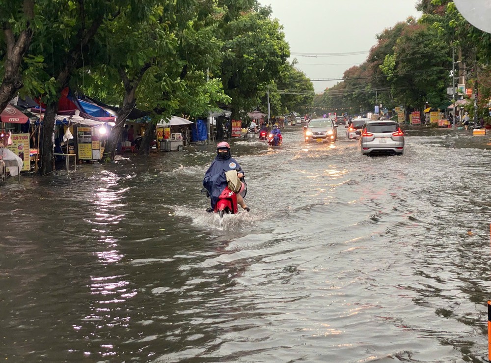 Chùm ảnh TP HCM mưa tầm tã, nhiều tuyến đường ngập sâu - Ảnh 8.
