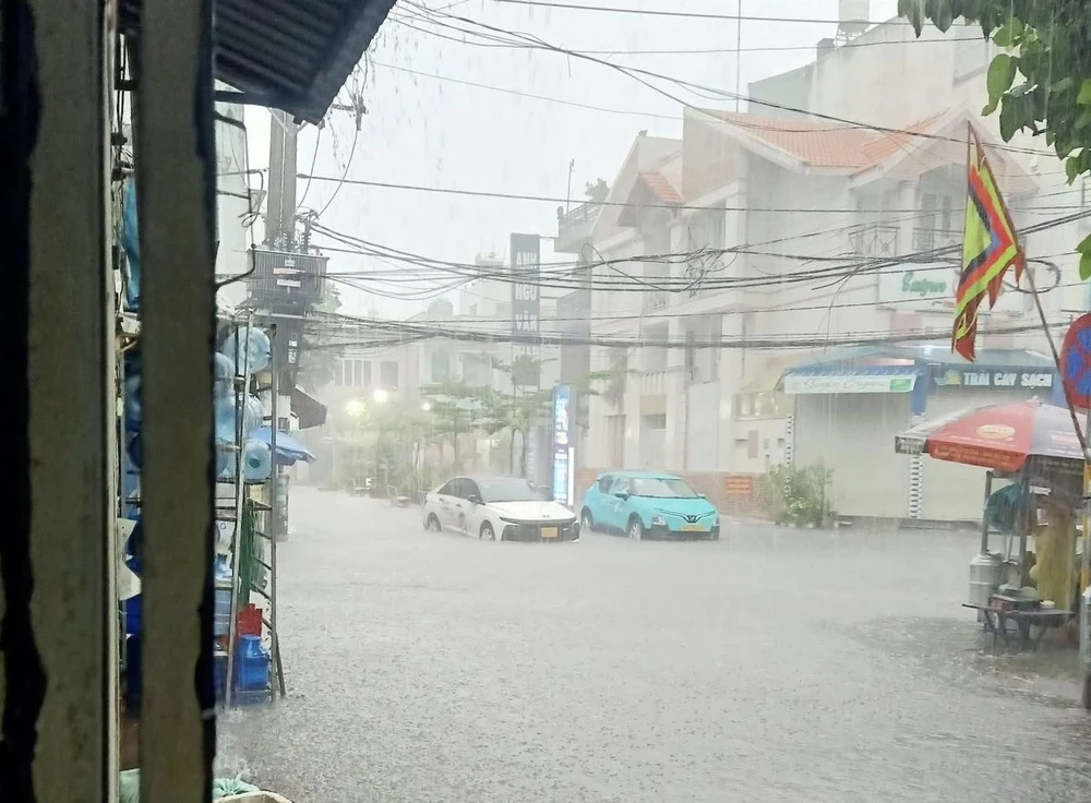 Chùm ảnh TP HCM mưa tầm tã, nhiều tuyến đường ngập sâu - Ảnh 6.