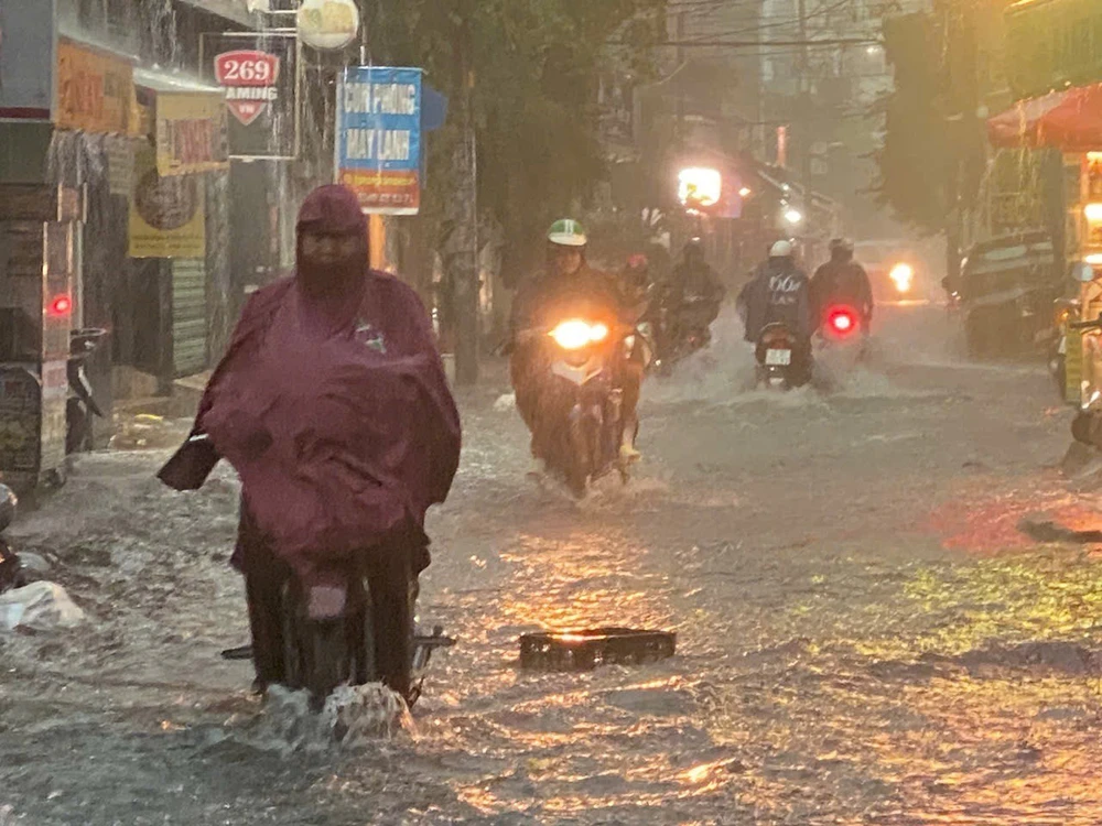 Chùm ảnh TP HCM mưa tầm tã, nhiều tuyến đường ngập sâu - Ảnh 4.