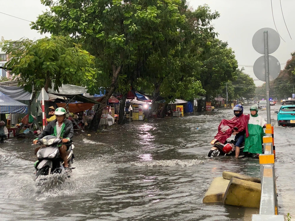 Chùm ảnh TP HCM mưa tầm tã, nhiều tuyến đường ngập sâu - Ảnh 1.