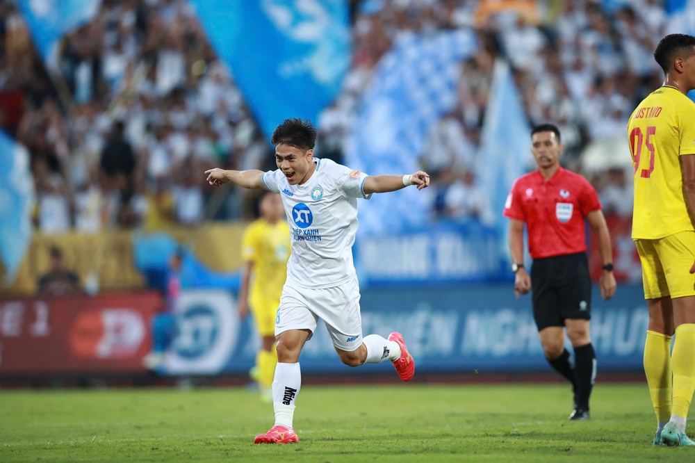 Vòng 22 V-League 2024/25: Nam Định thẳng tiến đến chức vô địch - Ảnh 1.