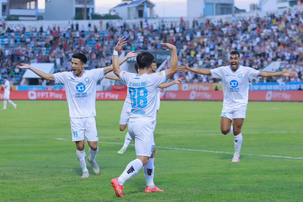 Nam Định xây chắc ngôi đầu, Thanh Hóa hết hy vọng vô địch V-League - Ảnh 2. Nam Định xây chắc ngôi đầu, Thanh Hóa hết hy vọng vô địch V-League - Ảnh 2.