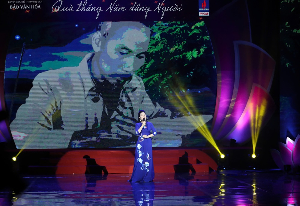 Chương trình nghệ thuật đặc biệt "Quà tháng 5 dâng Người": Rộng dài một tình yêu với Bác - Ảnh 2. Chương trình nghệ thuật đặc biệt "Quà tháng 5 dâng Người": Rộng dài một tình yêu với Bác - Ảnh 2.