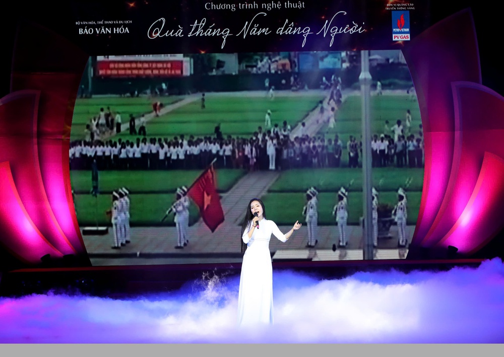Chương trình nghệ thuật đặc biệt "Quà tháng 5 dâng Người": Rộng dài một tình yêu với Bác - Ảnh 4. Chương trình nghệ thuật đặc biệt "Quà tháng 5 dâng Người": Rộng dài một tình yêu với Bác - Ảnh 4.