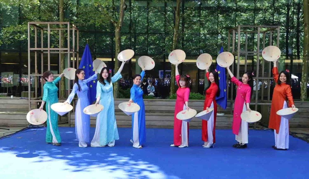Rực rỡ sắc màu văn hóa Việt Nam tại trái tim châu Âu - Ảnh 4. Rực rỡ sắc màu văn hóa Việt Nam tại trái tim châu Âu - Ảnh 4.
