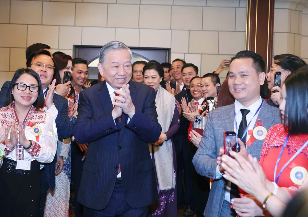 Tổng Bí thư Tô Lâm gặp gỡ cán bộ Đại sứ quán và đại diện cộng đồng người Việt Nam tại Liên bang Nga - Ảnh 2. Tổng Bí thư Tô Lâm gặp gỡ cán bộ Đại sứ quán và đại diện cộng đồng người Việt Nam tại Liên bang Nga - Ảnh 2.