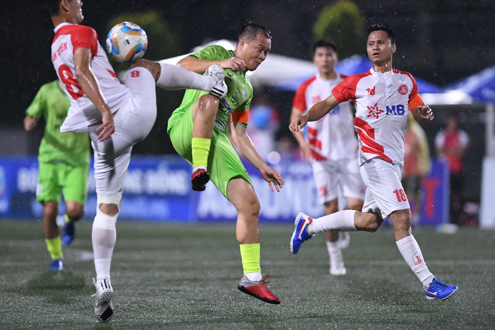Sau màn 'thủy chiến' nghẹt thở, Thiên Khôi FC vô địch Siêu cúp bóng đá 7 người Quốc gia 2025 - Ảnh 1. Sau màn 'thủy chiến' nghẹt thở, Thiên Khôi FC vô địch Siêu cúp bóng đá 7 người Quốc gia 2025 - Ảnh 1.