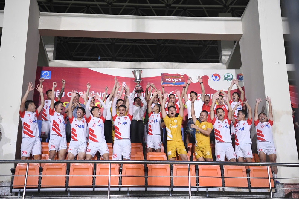 Sau màn 'thủy chiến' nghẹt thở, Thiên Khôi FC vô địch Siêu cúp bóng đá 7 người Quốc gia 2025 - Ảnh 2. Sau màn 'thủy chiến' nghẹt thở, Thiên Khôi FC vô địch Siêu cúp bóng đá 7 người Quốc gia 2025 - Ảnh 2.