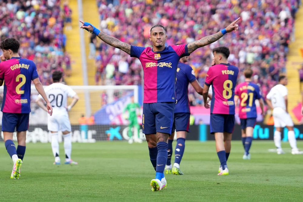 Barcelona đang chơi thứ bóng đá 'không giống ai'? - Ảnh 1.